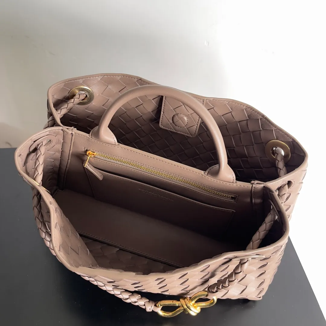 BV 1960 BV Lin Xinru, Ken Dou, Zhou Yutong, Zhu Zhu and other similar models, Andiamo Italian Let'go's new horizontal version design is more refined and elegant. The horizontal version presents a light and fashionable feeling that is more suitable for the body shape of Asian girls. The actual upper body is really awesome! Practicality and elegance coexist! 🉑️Carry it by hand, shoulder or crossbody, the law of true fragrance🥳 Style number: 754990 Size: 29*10*18